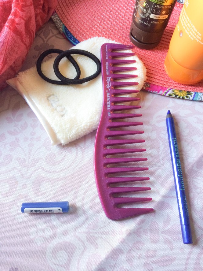 Peigne-gant-demaquillant-Crayon-yeux